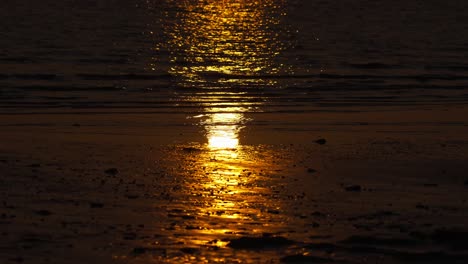 puesta de sol reflejada en el océano