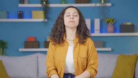 una joven soñolienta bostezó.