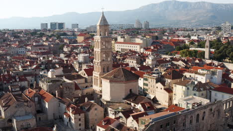 Vista-Aérea-De-La-Catedral-De-San-Domnio-En-El-Palacio-De-Diocleciano-En-El-Casco-Antiguo-De-Split,-Croacia---Disparo-De-Drones