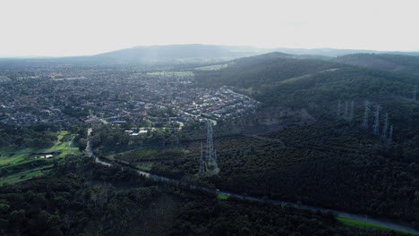 Hiperlapso-De-Tráfico-Que-Se-Mueve-Entre-La-Región-Suburbana-Y-La-Boscosa-En-Los-Suburbios-Del-Este-De-Melbourne