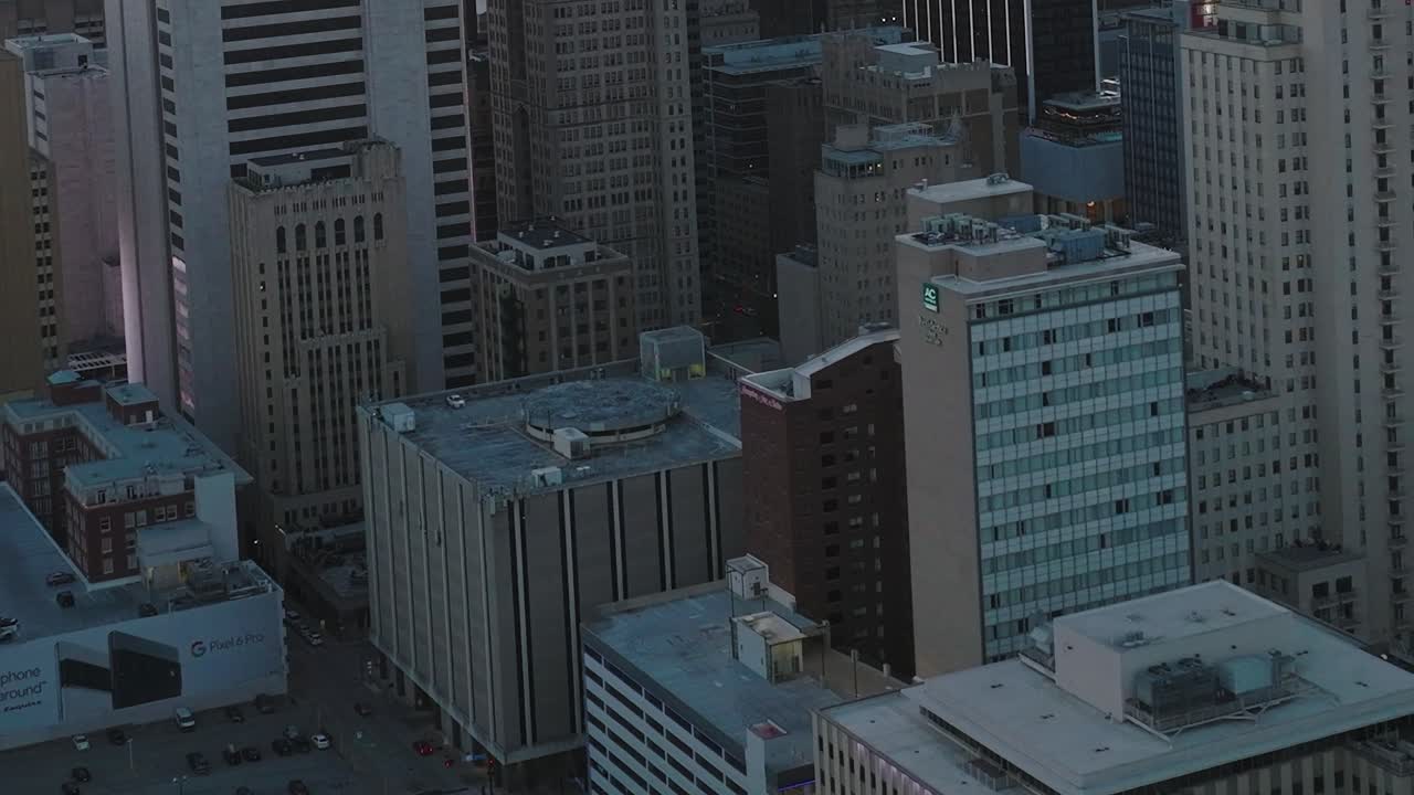 El centro de Dallas muestra edificios y carreteras desde lo alto de la ciudad