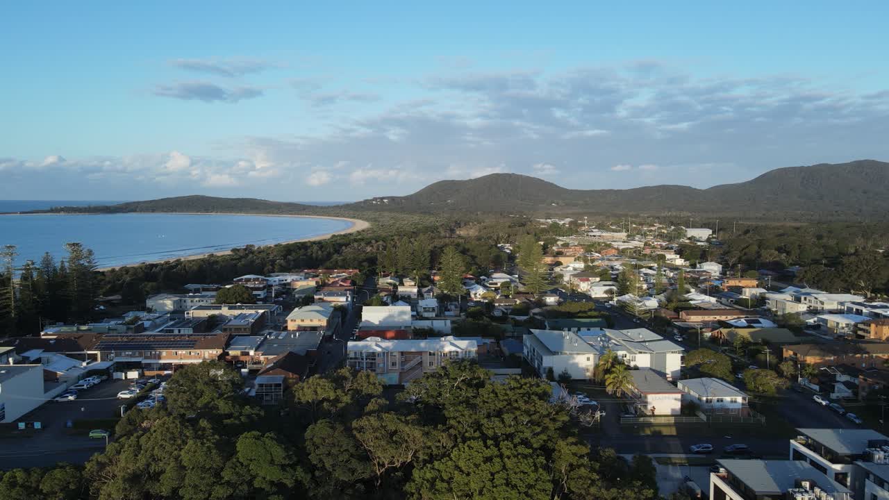 호주 남서부 바위 해안 마을의 공중 전망을 공개합니다.