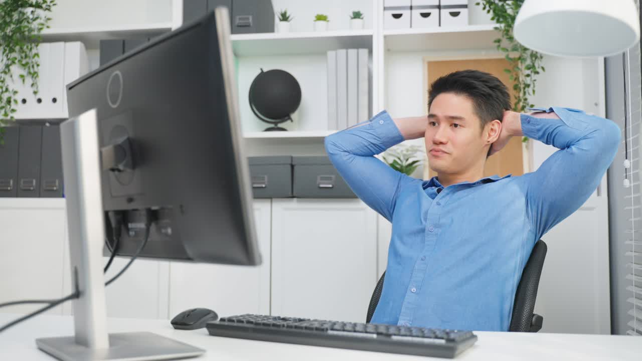 우울한 아시아 남성은 사업에서 재정적 문제에 대해 걱정합니다. 절망에 처한 잘생긴 남자는 노트북에서 판매 주문을 좌절하고 돈, 예산 손실, 상점의 파산에 대해 생각합니다.