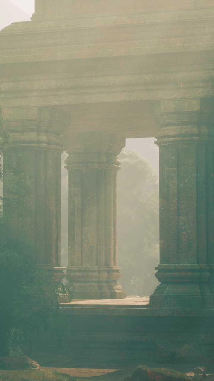 Rovine misteriose in un paesaggio nebbioso con dettagli architettonici antichi.