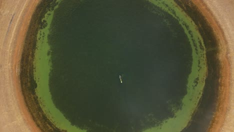 disparo ascendente de arriba hacia abajo que muestra una laguna circular verde en el área natural de australia occidental