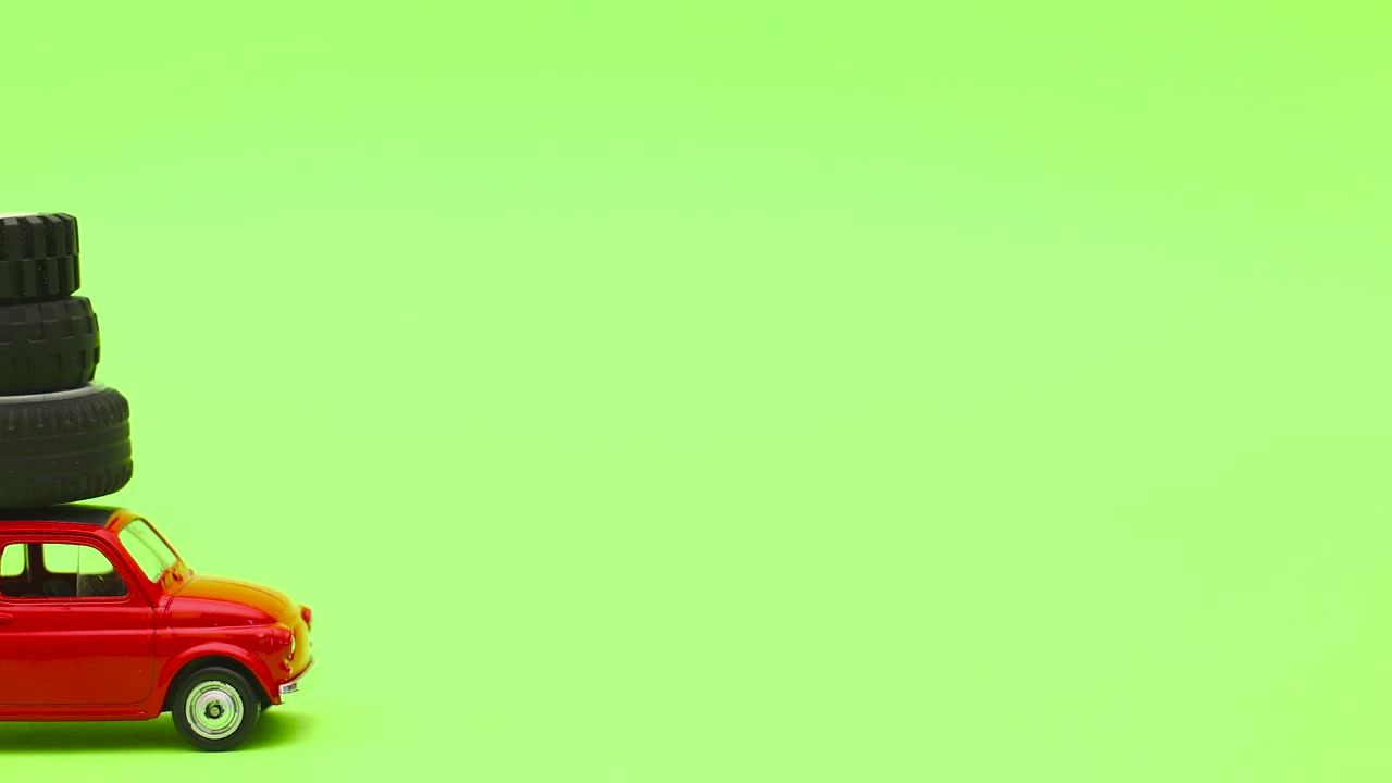 녹색 화면에 빨간 빈티지 자동차 드라이브 타이어 - 스 모션