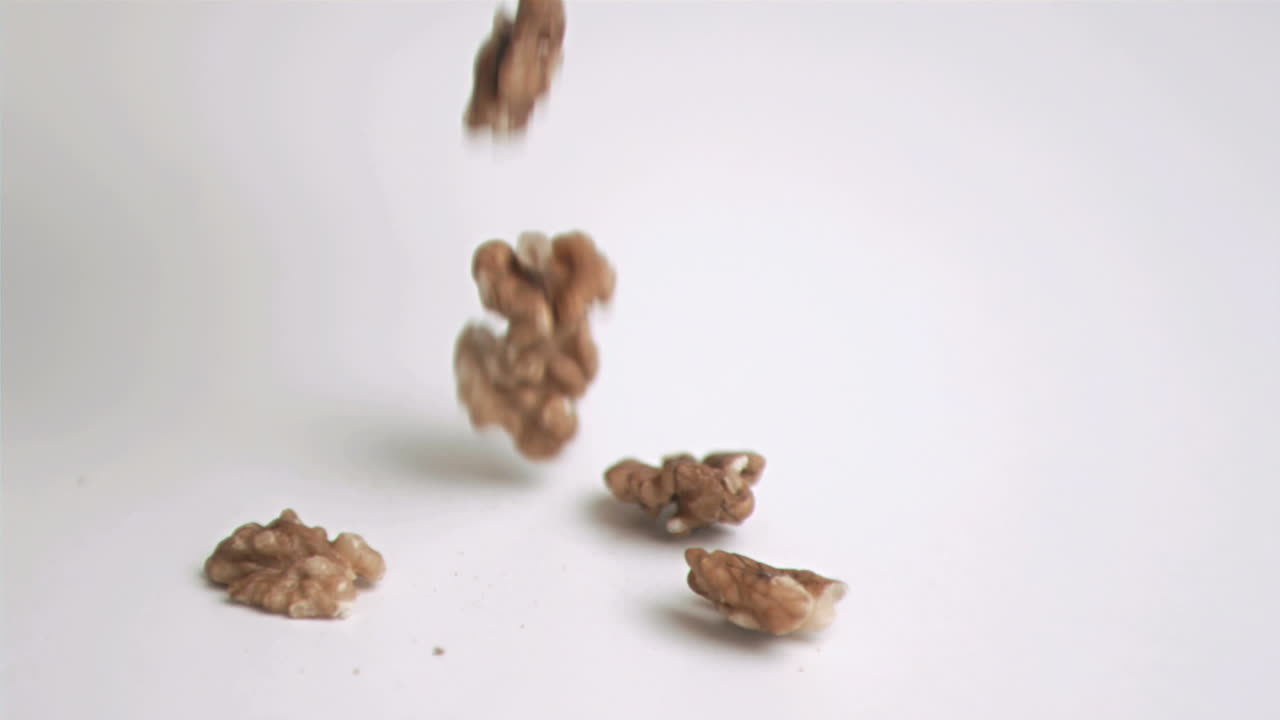 초 느린 동작으로 떨어지는 견과류