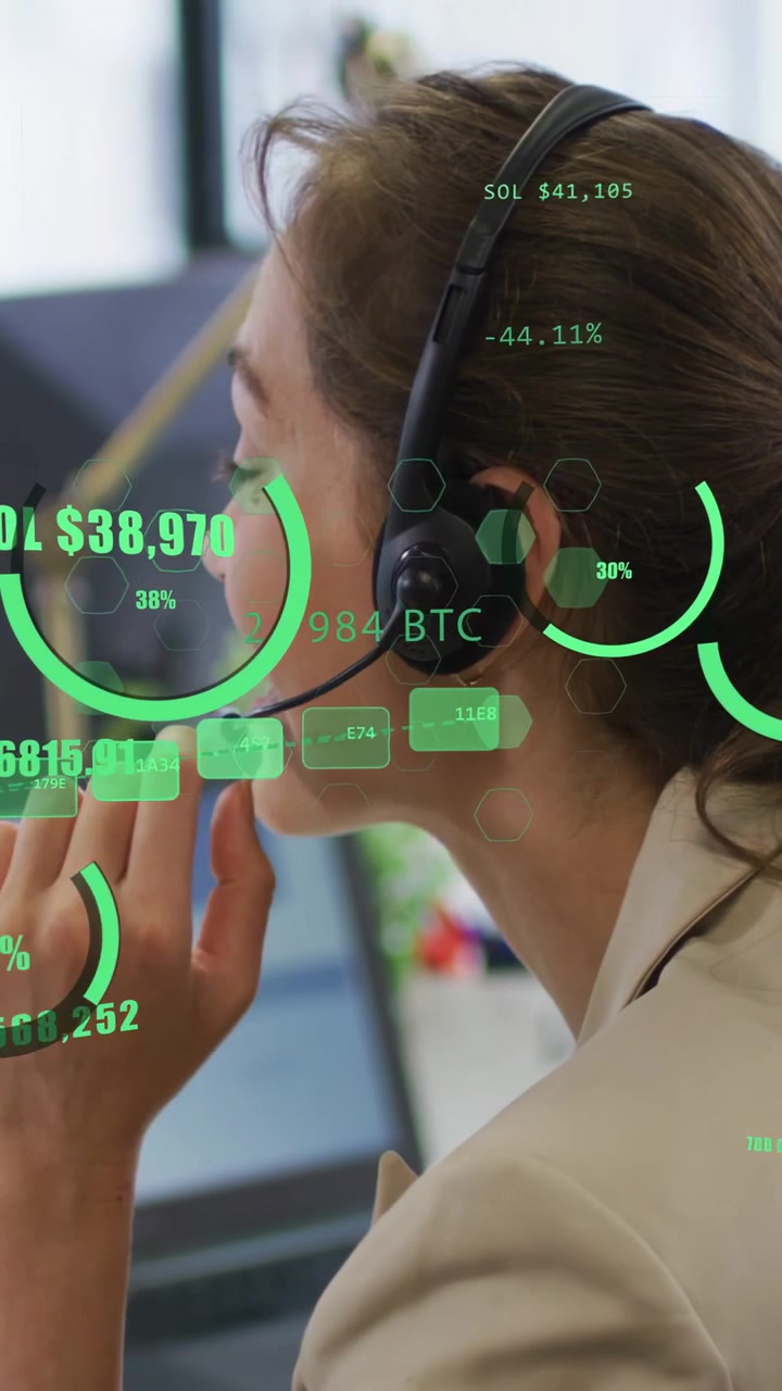 Video vertical: Mujer tocando el micrófono, gestionando una llamada de criptomonedas mientras una interfaz HUD verde sobre su rostro muestra cotizaciones.