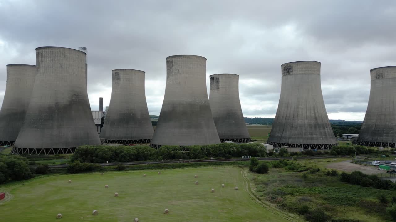 vista aérea de las torres de refrigeración de la central eléctrica de ratcliffe-on-soar a través de tierras de cultivo agrícolas rurales