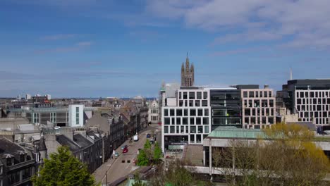 Drohne-Fliegt-über-Eine-Kirche-In-Aberdeen