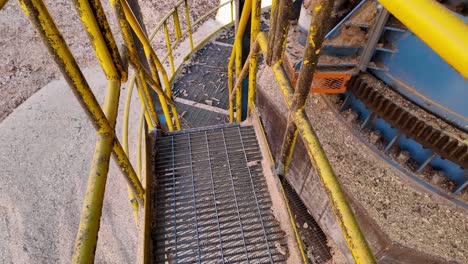 pov por un conjunto de escaleras industriales metálicas en una planta industrial