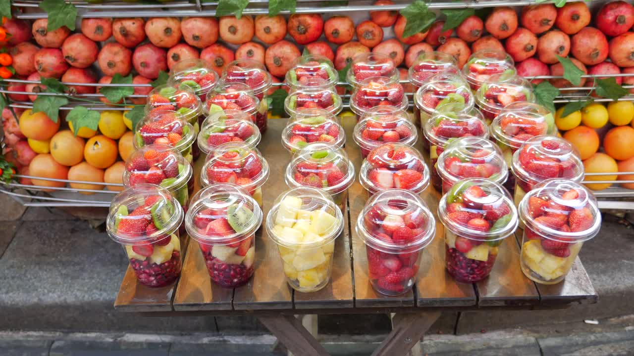 puesto de ensalada de frutas frescas en pavo