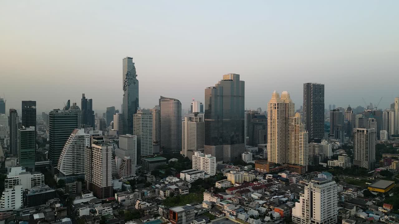 horizonte de la ciudad de bangkok con cielo azul claro, carro aéreo a la izquierda