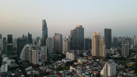 Horizonte-De-La-Ciudad-De-Bangkok-Con-Cielo-Azul-Claro,-Carro-Aéreo-A-La-Izquierda