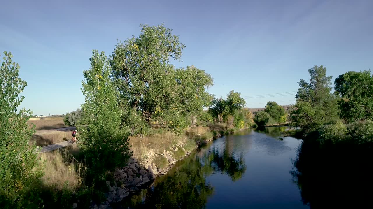 vuelo de drones sobre un río de movimiento lento en colorado