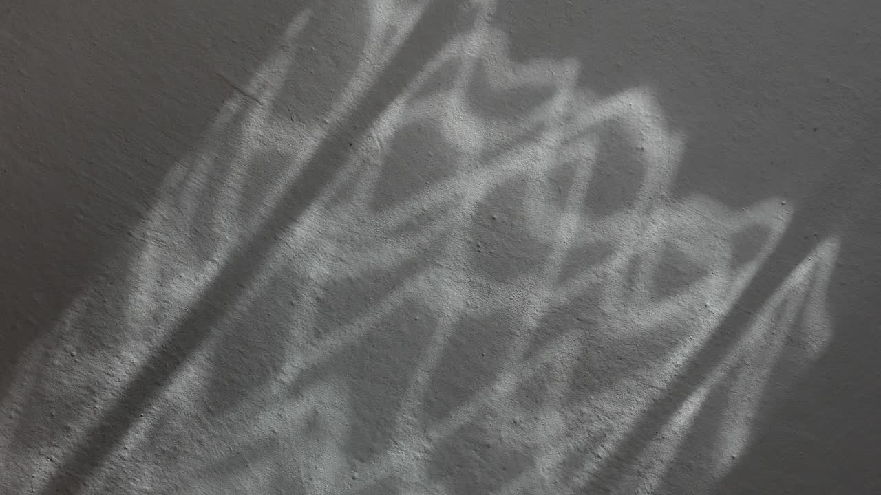 거친 벽에 그림자가 움직입니다. 추상적 인 배경