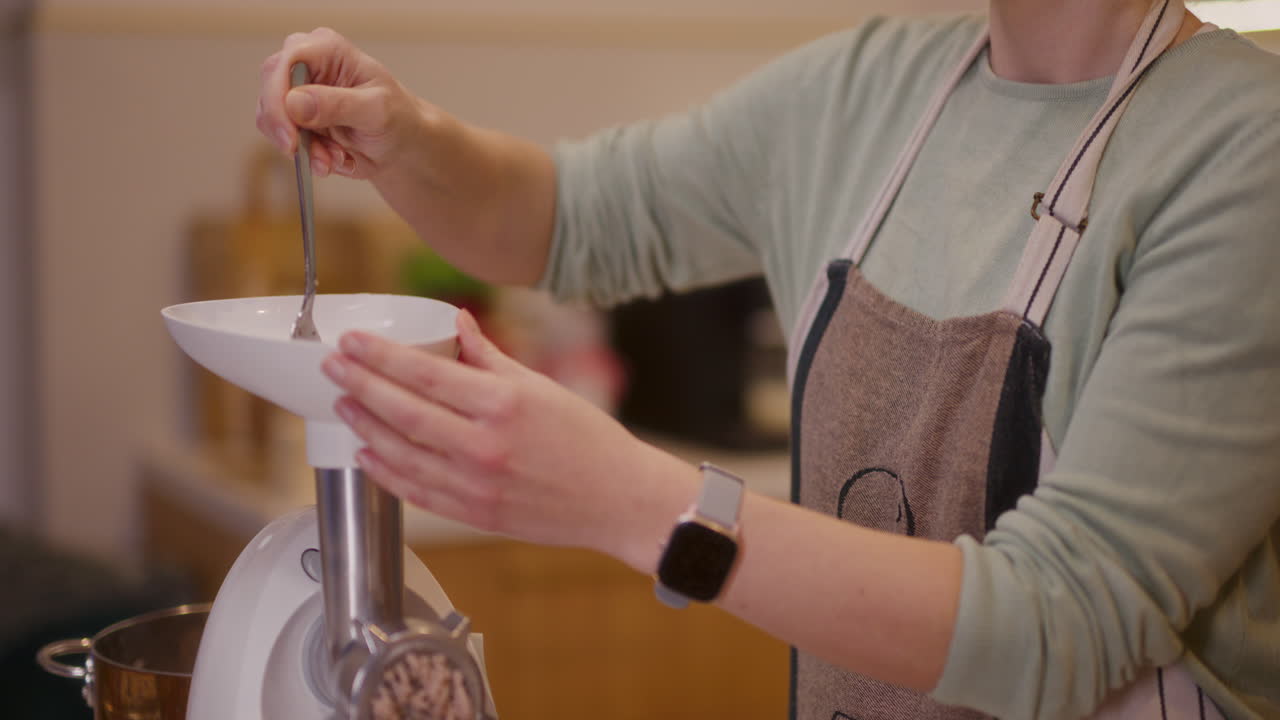 부 에서 일 하는 여자 가 고기 를 는 기계 에서