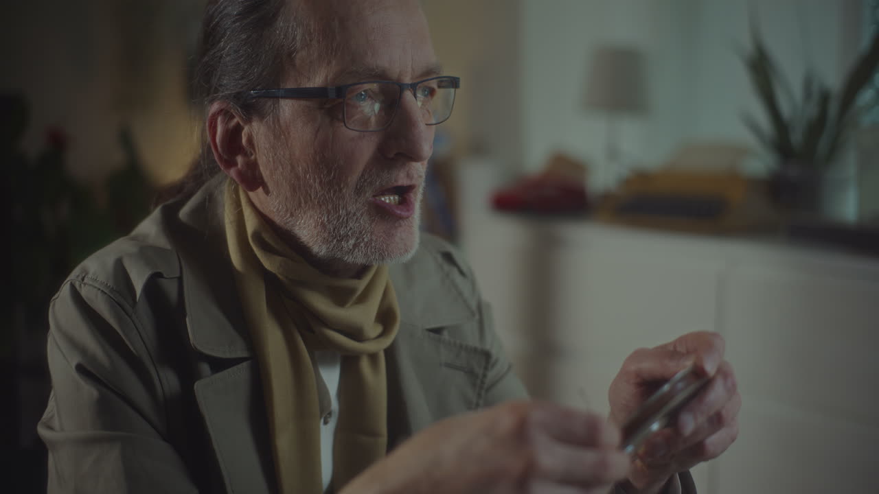 шпион слушает скрытые записи.