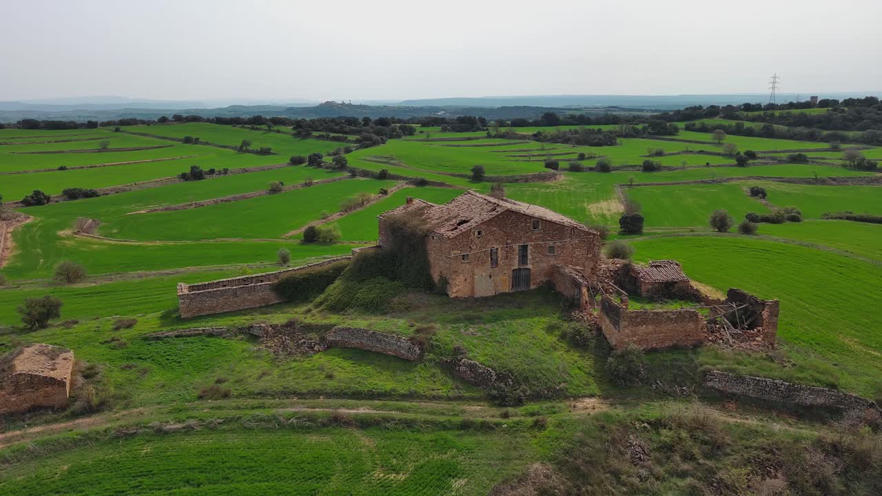 활기찬 푸른 에 오래된 시골 폐허, 역사와 자연의 감각을 포착 guissona 스페인 근처