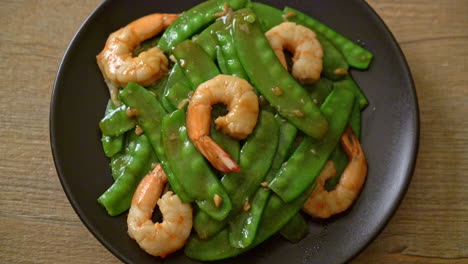 guisantes salteados con camarones - estilo de comida casera