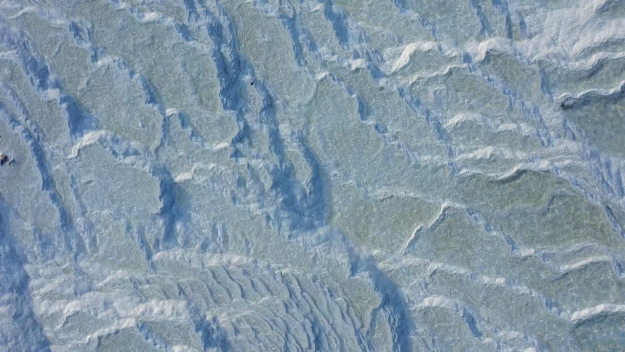 detalle de las terrazas de travertino de pamukkale.