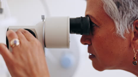 cuidado de los ojos, prueba de máquina y mujer madura en la oficina