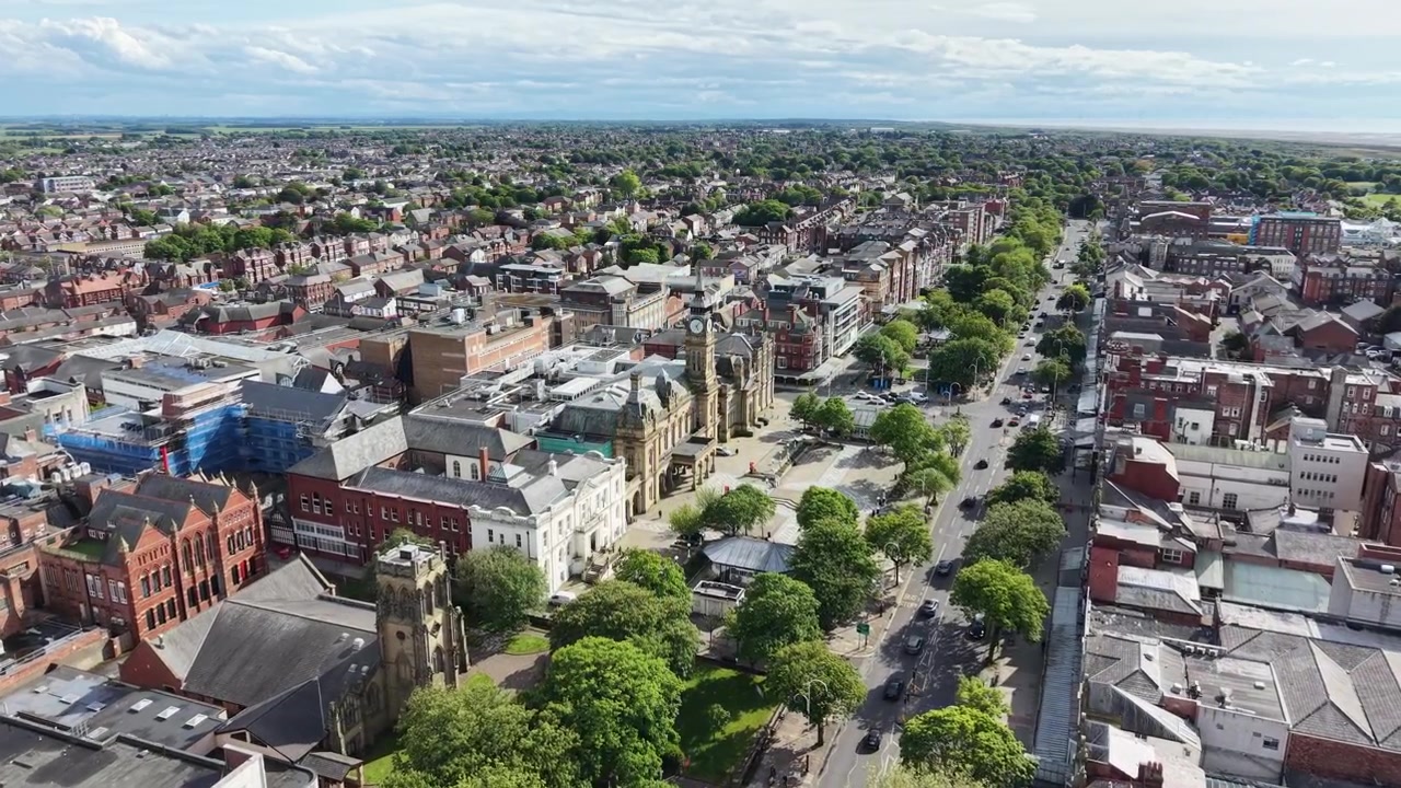 Southport hovedgade, Merseyside, Storbritannien, droneoptagelse fra luften med indførende bevægelse