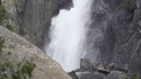 primer plano de las cataratas de yosemite inferior durante el derretimiento de la nieve de primavera
