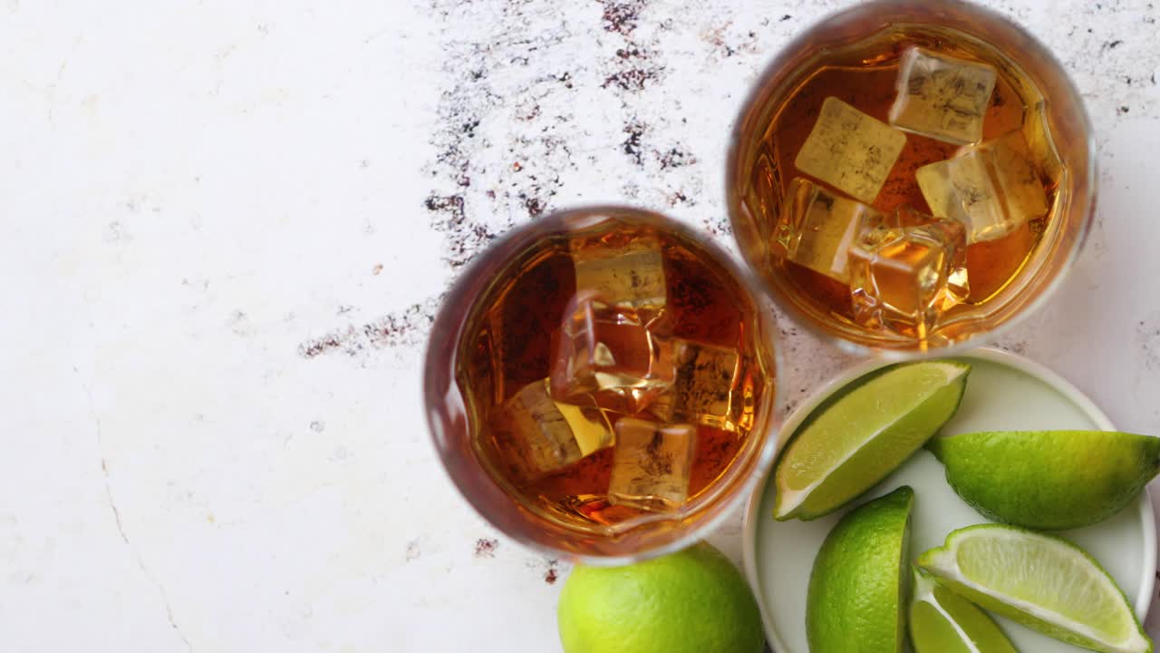 bebida agria de whisky con limón en vaso sobre fondo rústico de piedra