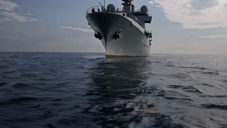 buque de guerra militar en el mar