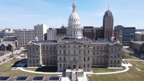 Michigan-State-Capital,-in-majestic-city-of-Lansing-Michigan,-USA,-aerial-view