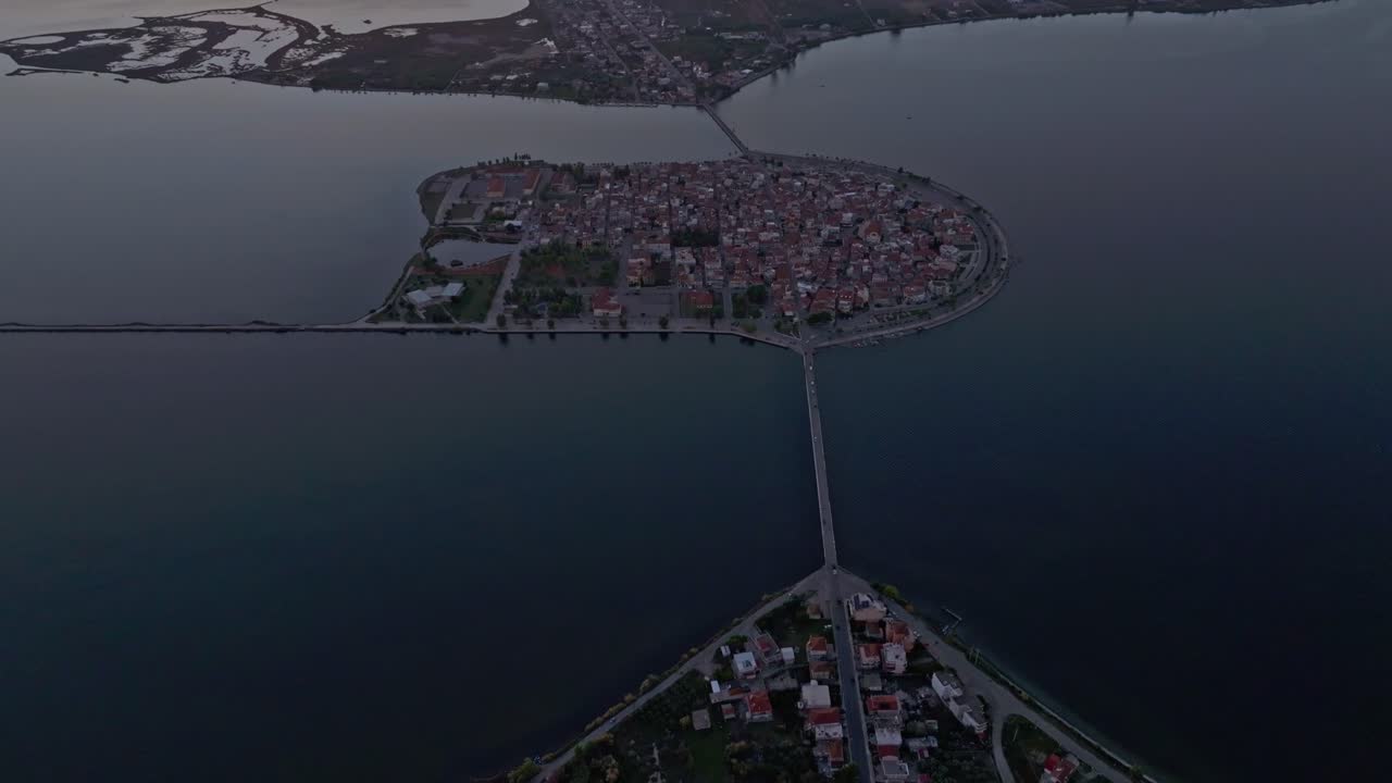 Yunanistan, Aitoliko'da altın saatte köy ışıklarını yansıtan lagün.