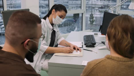 el médico escribe una receta para el paciente