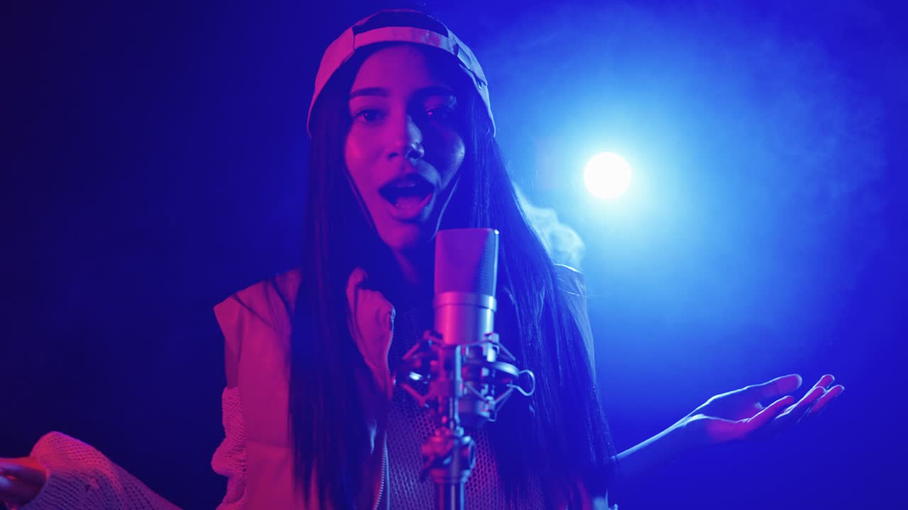 마이크로 노래 하는 여자