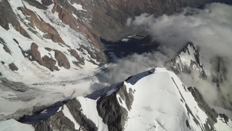 glaciar hooker, alpes del sur, nueva zelanda con nubes, nieve y montañas rocosas desde un vuelo panorámico en avión