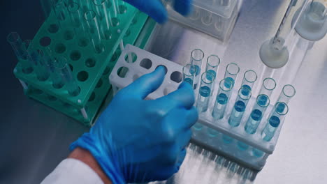 técnico de laboratorio que trabaja con tubos de ensayo