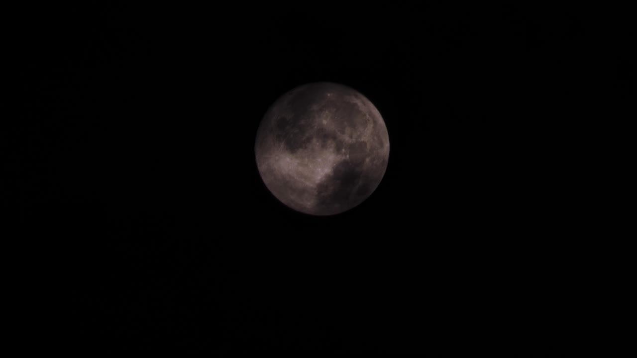 meia-noite nublada pela lua cheia