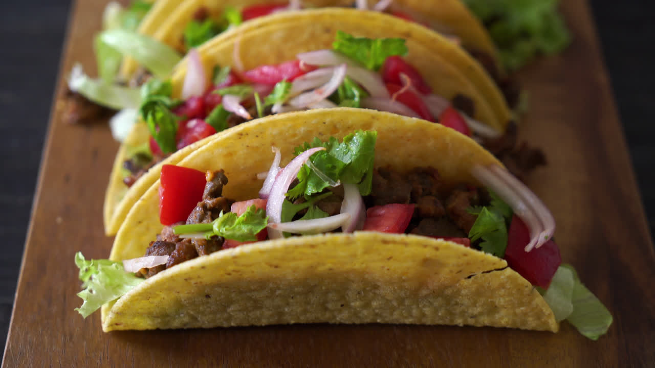 tacos con carne y verduras - estilo de comida mexicana