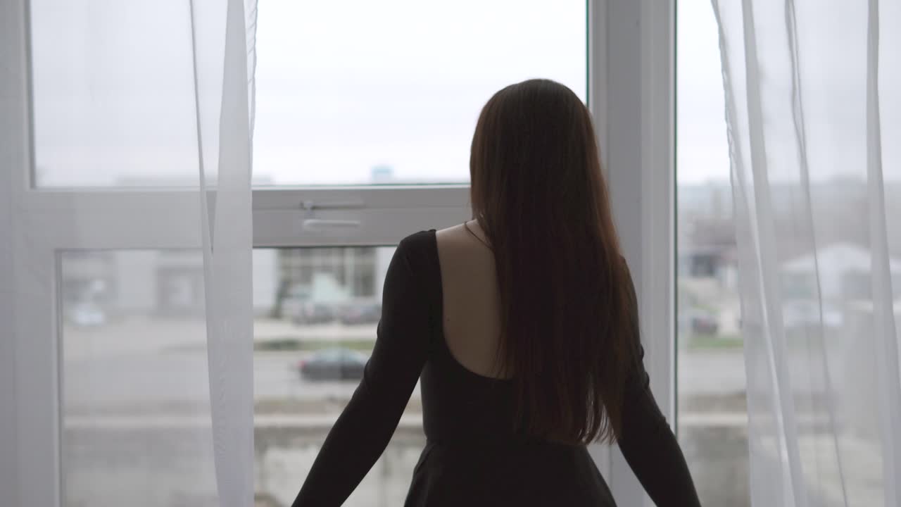 창밖을 바라보는 여자