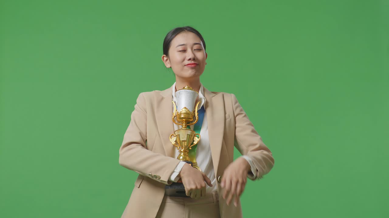 트로피 를 들고 있는 여자