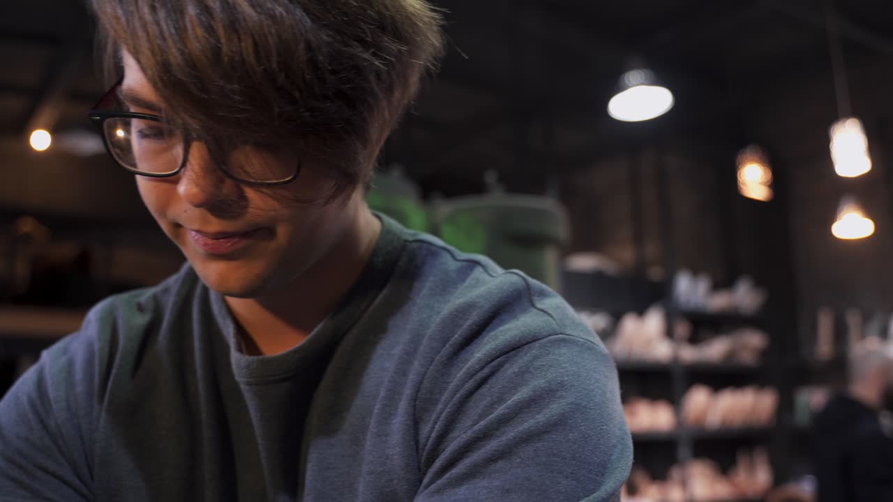 adolescente navegando en una tienda