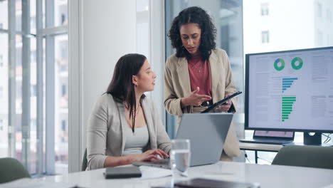 mujeres de negocios en la reunión