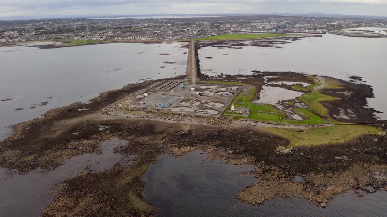 empuje aéreo por encima de la planta de tratamiento de aguas residuales de la isla de mutton a la ciudad de galway