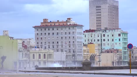 el paseo marítimo del malecón en la habana cuba recibe una paliza durante una gran tormenta de invierno 6