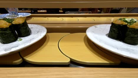 4k, el shushi go round es una forma famosa de comida rápida común en asia.