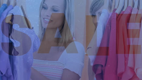 animación del texto de mega venta cortado de azul, más de dos mujeres mirando la ropa colgada en el riel