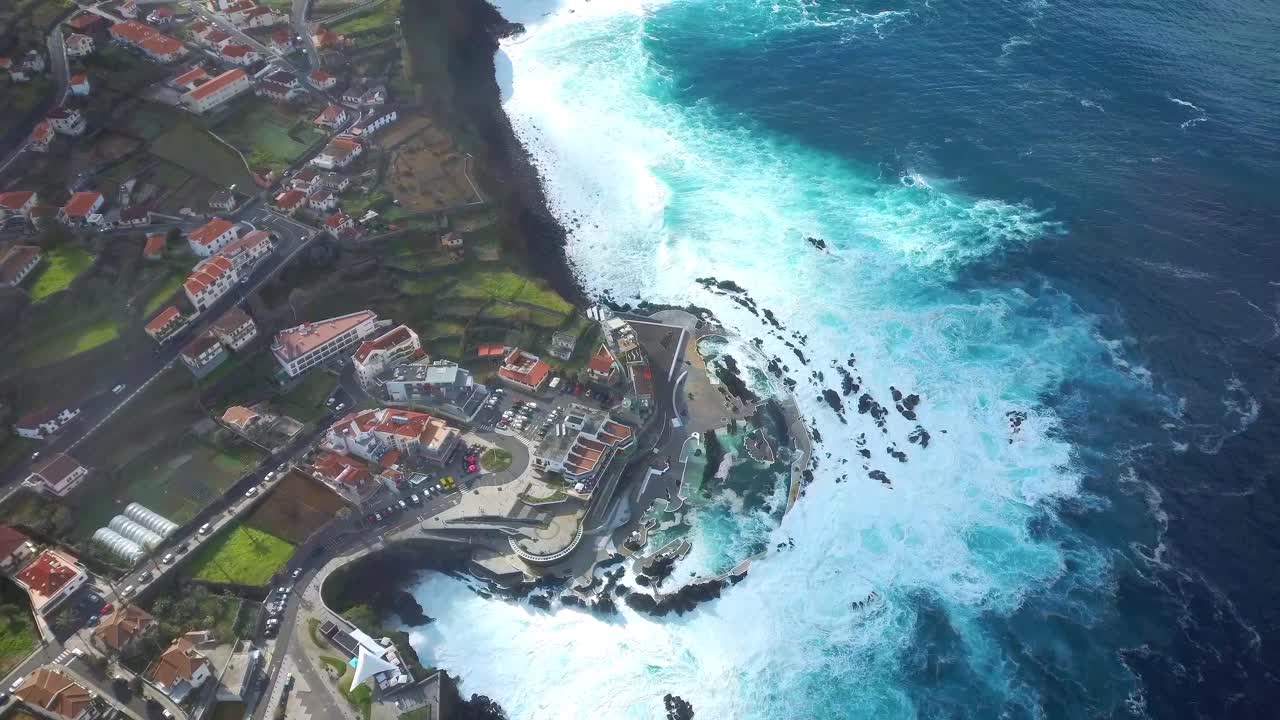 Vista aerea delle piscine naturali di Porto Moniz, Madeira, Portogallo