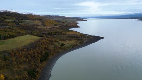 Luftdrohnenflug-Der-Isländischen-Frühlingslandschaft,-Malerischer-Hintergrund