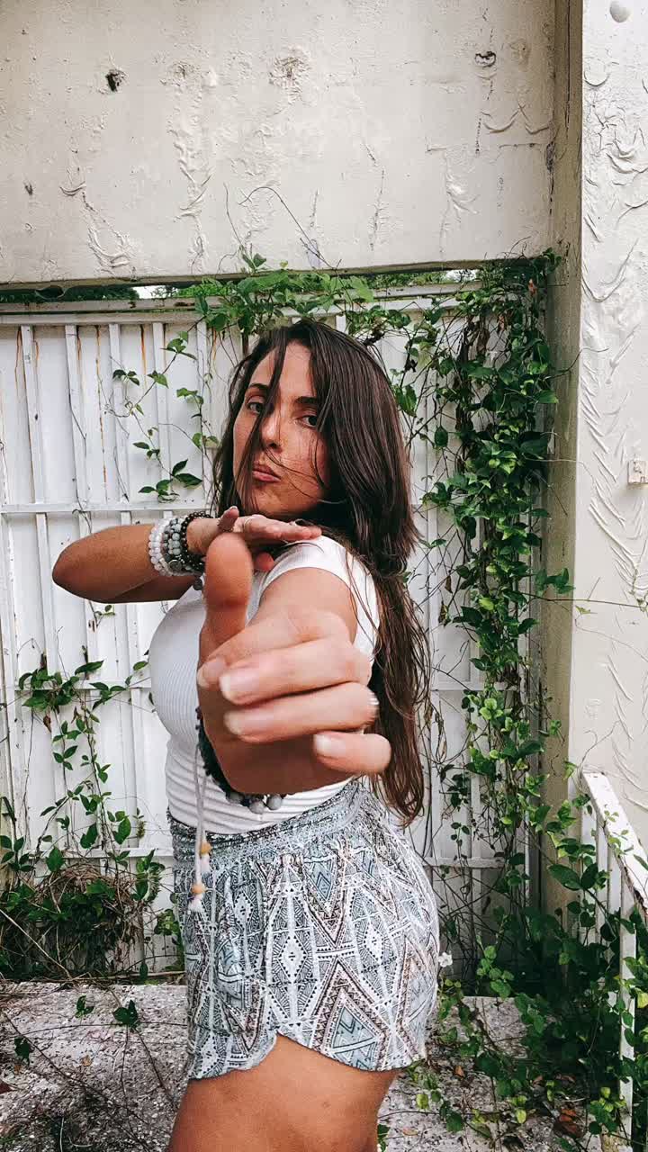 mujer posando al aire libre
