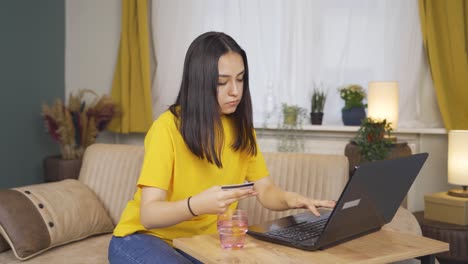 Mujer-Joven-Comprando-Desde-Una-Computadora-Portátil.